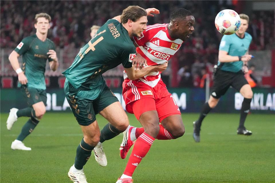 Starks (l) Foul an Ansah führte zum Strafstoß.Soeren Stache/dpa