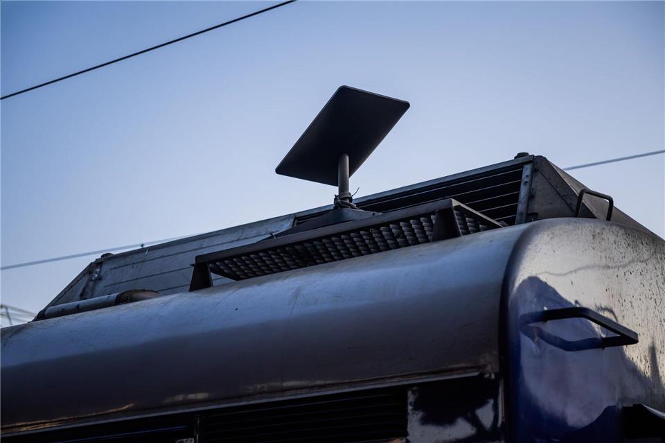 Starlink-Antennen bieten Internet-Zugang ohne Infrastruktur und wird damit im Ukraine-Krieg von beiden Konfliktparteien genutzt. (Symbolbild)Christoph Soeder/dpa-ENR-Pool/dpa