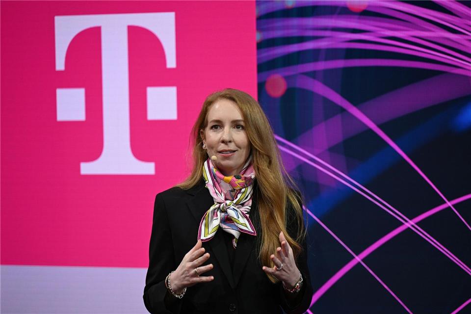 Starlink-Vertriebsmanagerin Stephanie Bednarek auf der Bühne des Telekom-Messestandes beim MWC. Wolf von Dewitz/dpa