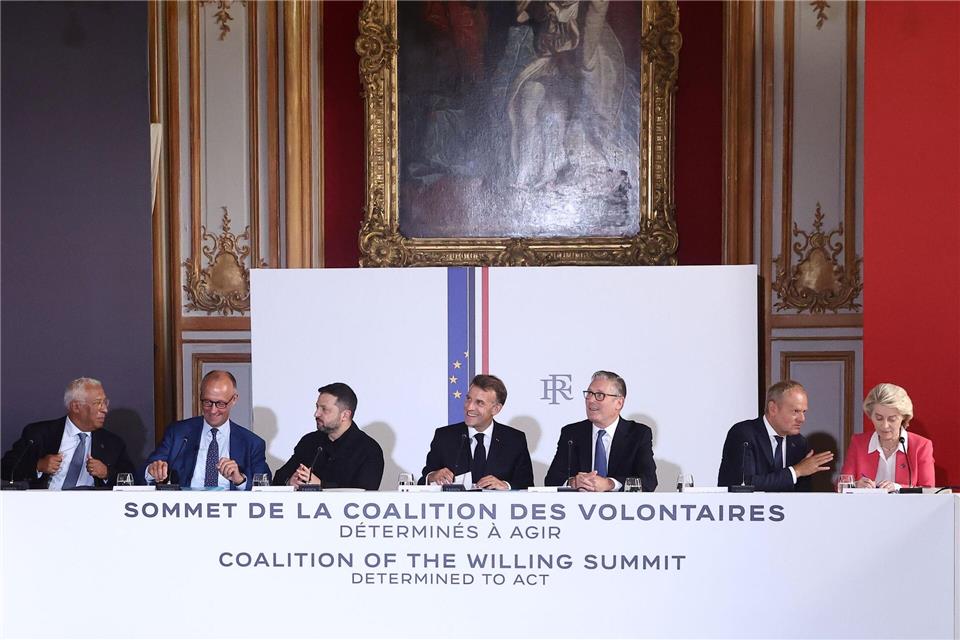 Starmer (3 v.r.) nahm in Paris an der Sitzung der sogenannten „Koalition der Willigen“ teil.Teresa Suarez/EPA Pool/AP/dpa