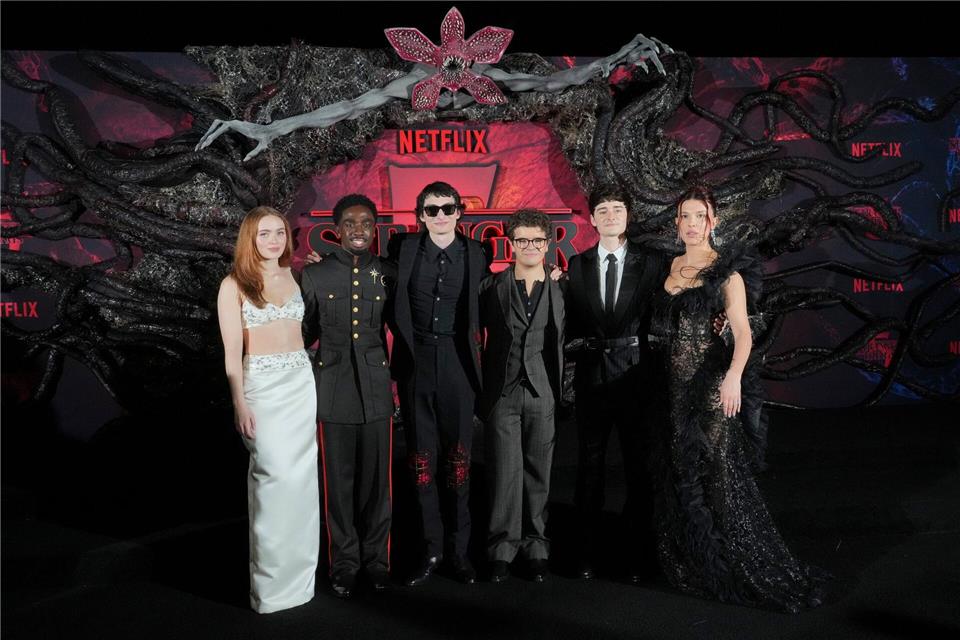 Stars der Serie „Stranger Things“: Sadie Sink, Caleb McLaughlin, Finn Wolfhard, Gaten Matarazzo, Noah Schnapp und Millie Bobby Brown im November in Los Angeles (von links nach rechts). (Archivbild)Jordan Strauss/Invision/AP/dpa