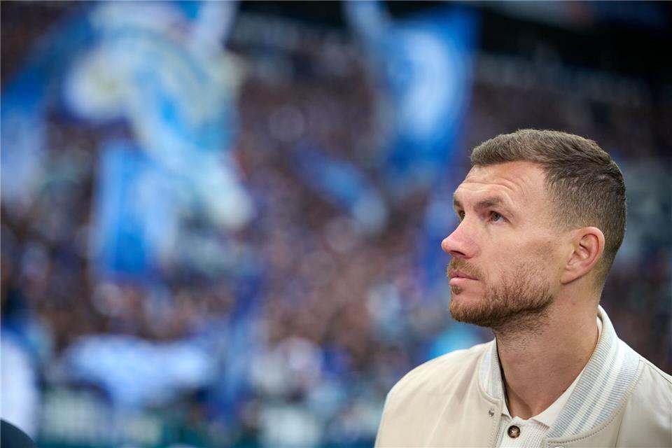 Starstürmer Dzeko fehlt Schalke verletzt. (Archivbild)Bernd Thissen/dpa