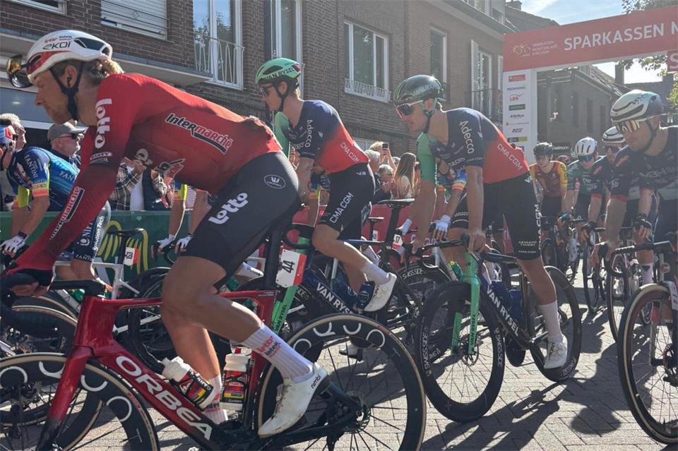 Start auf dem Marktplatz: Gegen 13.15 Uhr machten sich die Profis auf die kanpp 200 Kilometer lange Strecke nach Münster.
