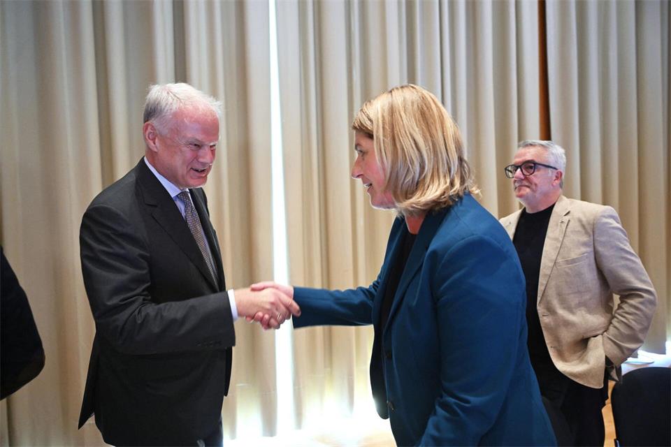 Start der Tarifgespräche in Baden-Württemberg. (Foto-aktuell)Marijan Murat/dpa