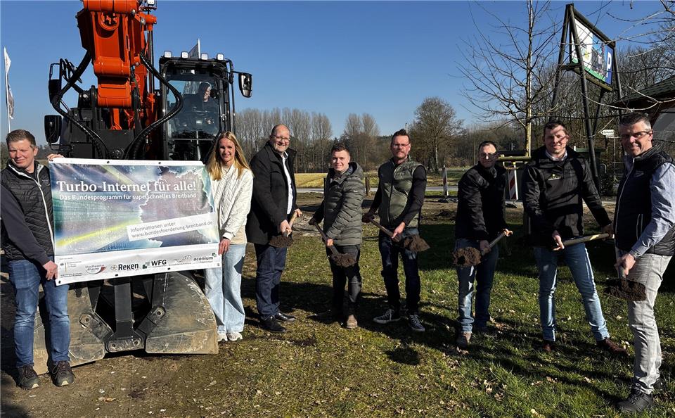 Start für den Glasfaserausbau in Reken: Daniel Manteufel (von links), Anna Aguilar, Bürgermeister Manuel Deitert, Lucas Althoff, Constantin Hauß, Marcel Thiehoff, Pascal Pöpping und Markus Frenk.