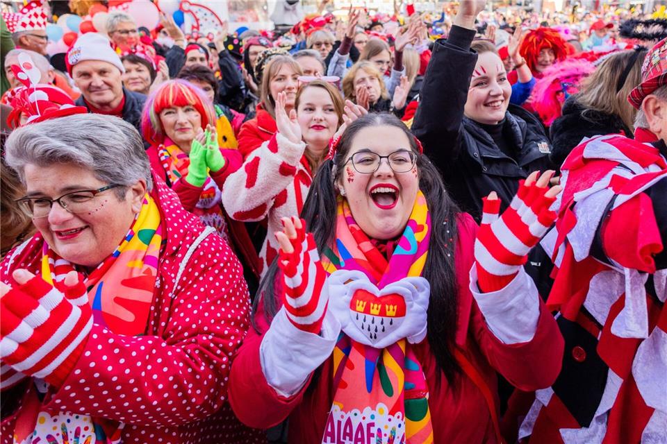 Start in die fünfte Jahreszeit: Jecken feiern auf dem Heumarkt in KölnRolf Vennenbernd/dpa