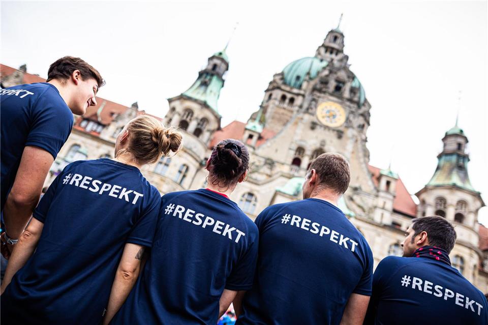Start und Ziel waren auf dem Platz der Menschenrechte vor dem Neuen Rathaus in Hannover. Moritz Frankenberg/dpa