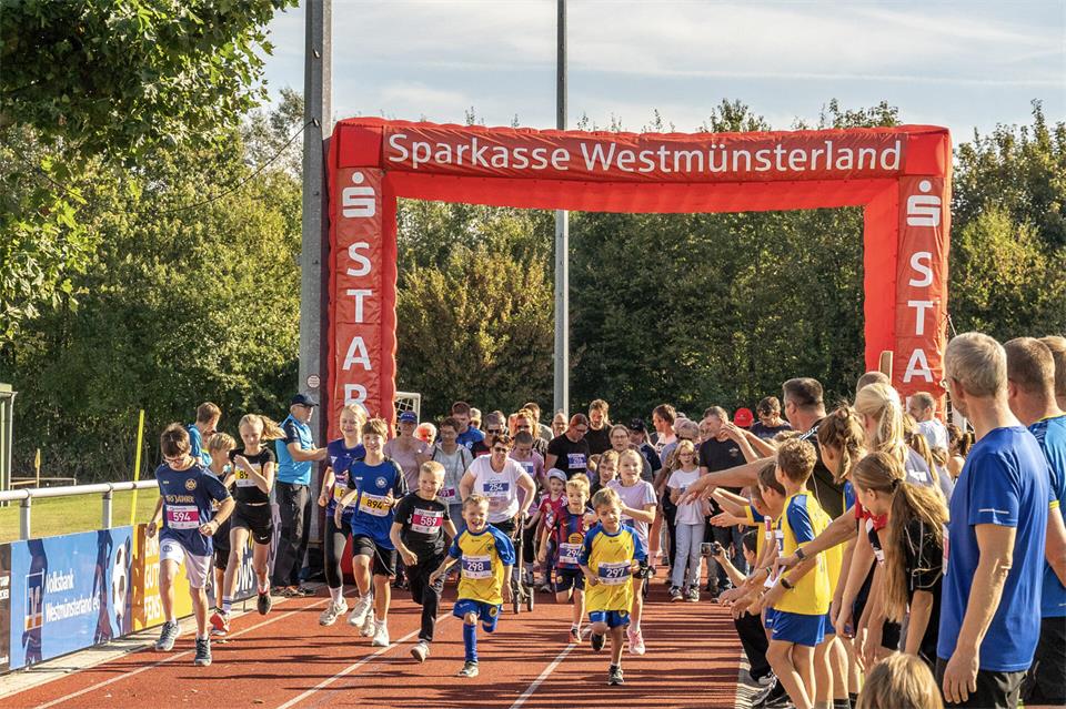 Start zum Brückenlauf 2026 in Weseke. 135 Läufer waren am Start.