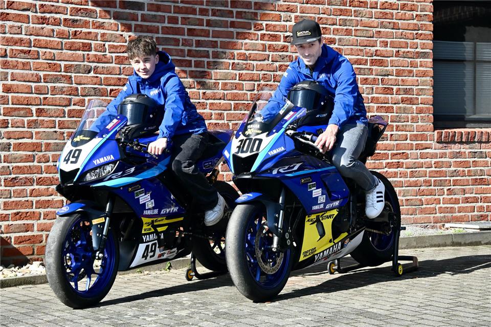 Startklar mit ihren stahlblauen Maschinen für die Rennserie: Der 14-jährige Jim Welsing und sein Vater Jürgen.