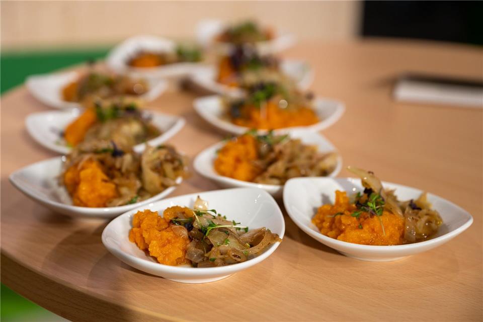 Startklar zum Servieren: Der geschmorte Weißkohl ist bei diesem Gericht der Hauptakteur. Er harmoniert perfekt zu noch stückigem Süßkartoffelstampf.  Nico Tapia/dpa-tmn