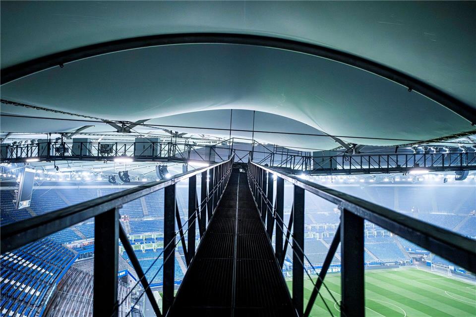 Statikprobleme am Stadiondach hatten zu der Absage des Spiels Hamburger SV gegen Bayer 04 Leverkusen geführt.Nils Heitmann/HSV/dpa