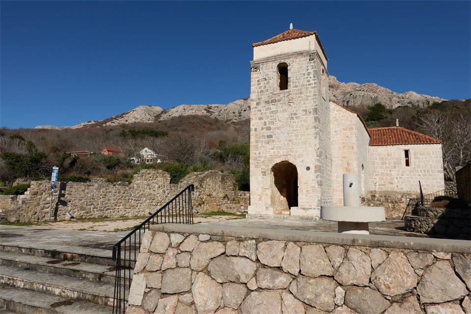Station im Inselsüden: die alte Kirche Sveti Lucija.Andreas Drouve/dpa-tmn