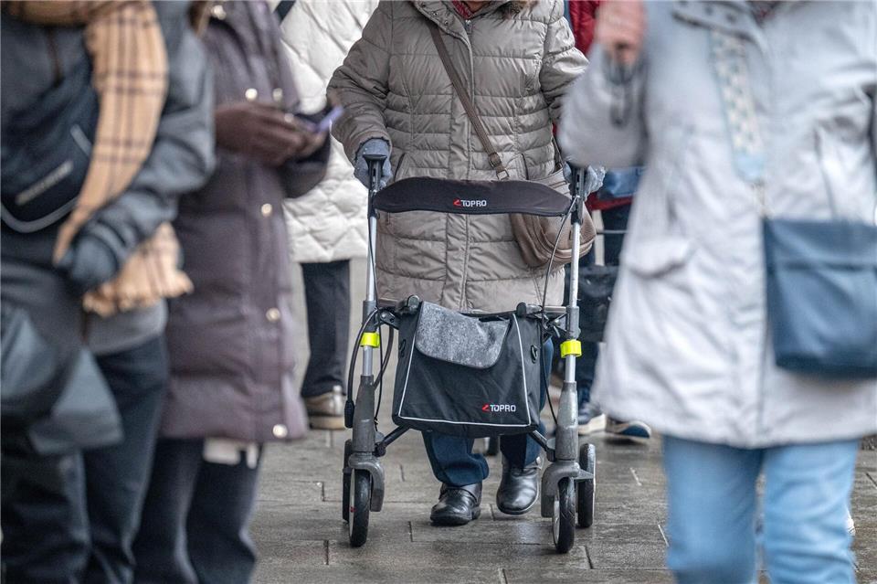 Statistiker rechnen in den kommenden zehn Jahren mit einem deutlichen Zuwachs des Anteils älterer Menschen an der Bevölkerung in Niedersachsen. (Symbolbild)Sina Schuldt/dpa