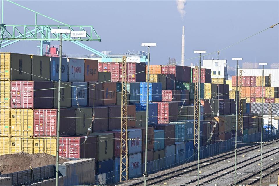 Statistisches Landesamt: Exporte 2025 leicht gestiegen. (Symbolbild)Bernd Weißbrod/dpa