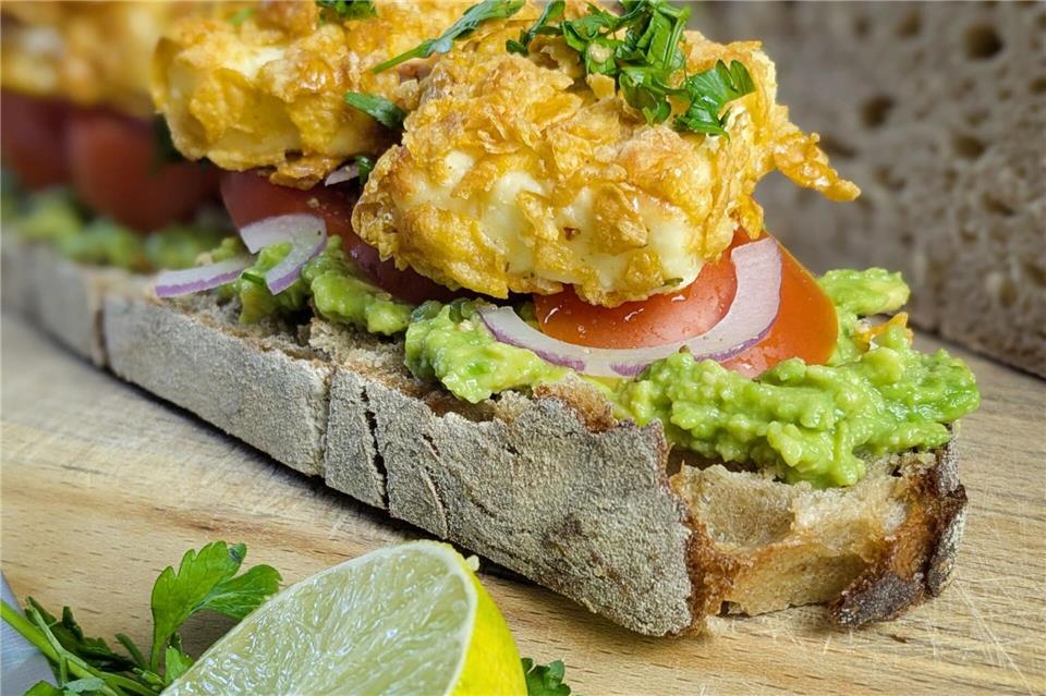 Statt Butter ein Avocadobett, statt einer Scheibe Wurst oder Käse knusprige Feta-Häppchen: Die belegte Brotscheibe sorgt für einen Wow-Moment.   Doreen Hassek/hauptstadtkueche.blogspot.com/dpa-tmn
