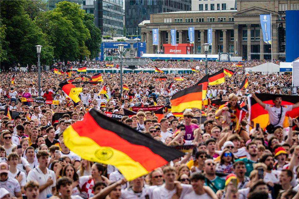 Statt Deutschland-Fahnen wie bei EM 2024 werden beim DFB-Pokalfinale vor allem die VfB-Farben rot und weiß auf dem Schlossplatz zu sehen sein.Christoph Schmidt/dpa