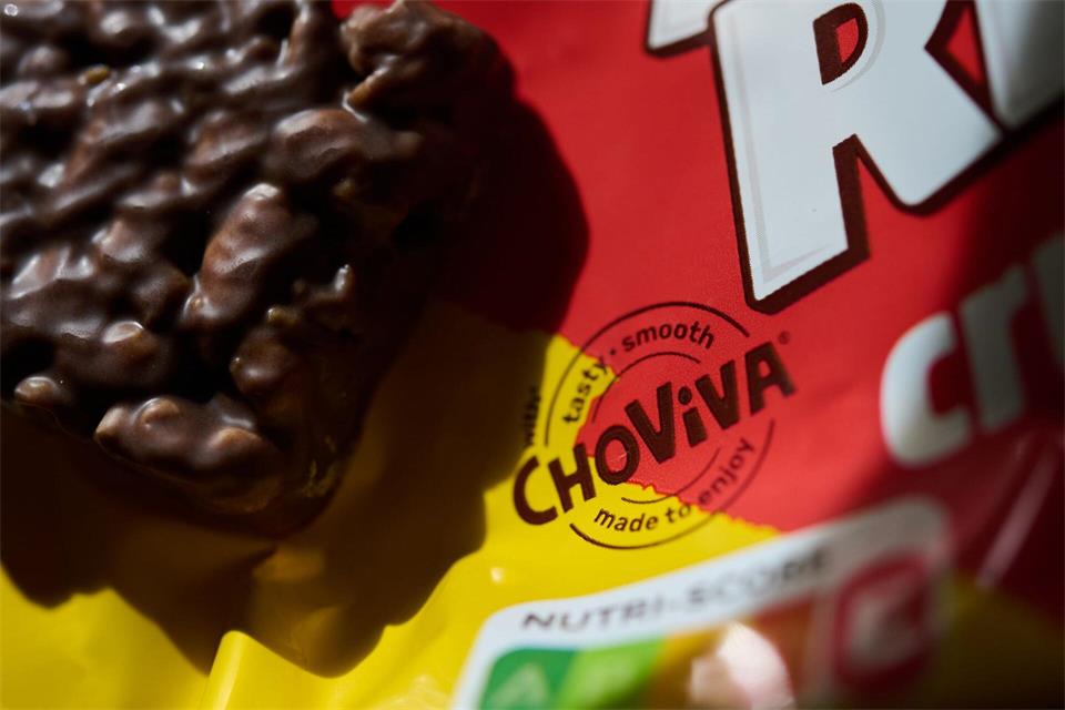 Statt Kakao werden bei Choviva fermentierte, geröstete und vermahlene Sonnenblumenkerne verwendet.Zacharie Scheurer/dpa-tmn