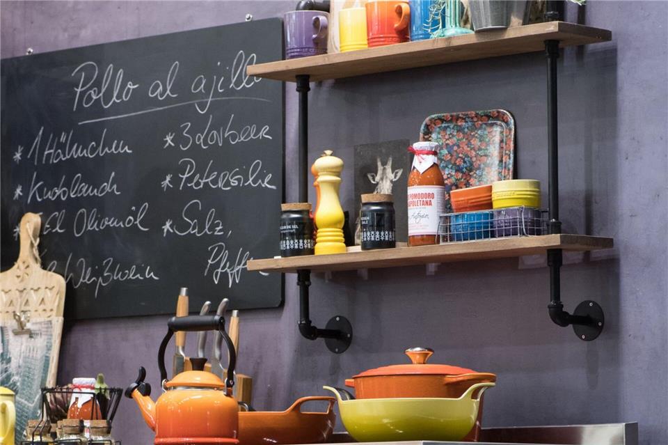 Statt Oberschränke einfach ein offenes Regal und eine Kreidetafel an der Wand anbringen - schon wirkt die Küche luftiger.Franziska Gabbert/dpa-tmn