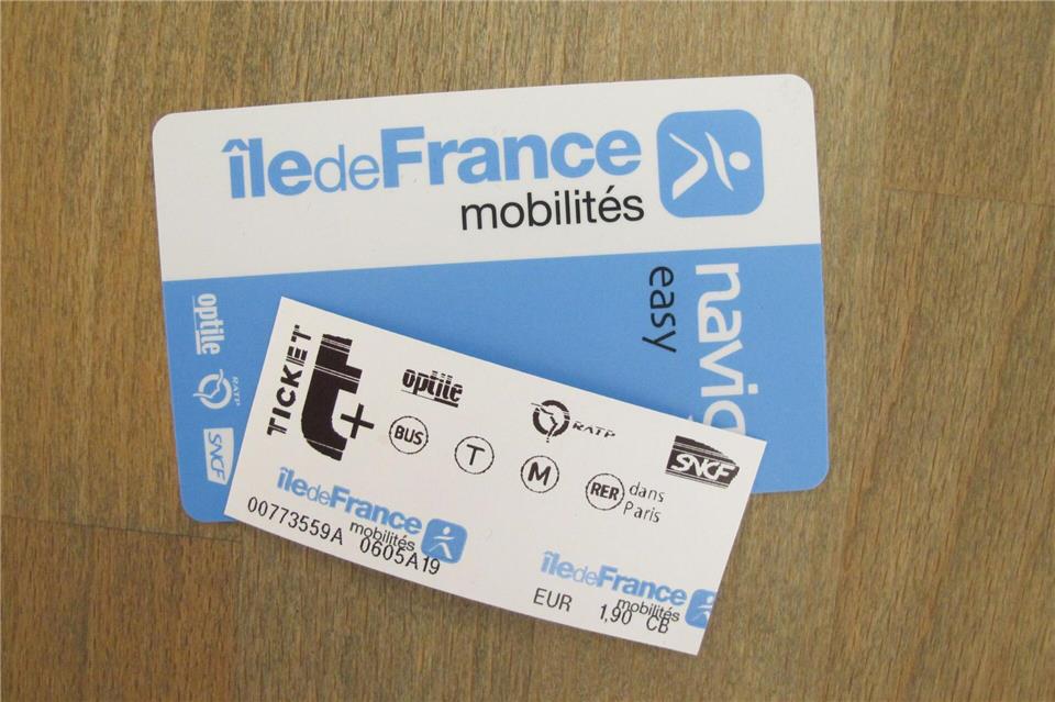 Statt Papier-Tickets gibt es in der Pariser Metro künftig elektronisch aufladbare Karten und Tickets auf dem Smartphone (Archivbild).Julia Naue/dpa