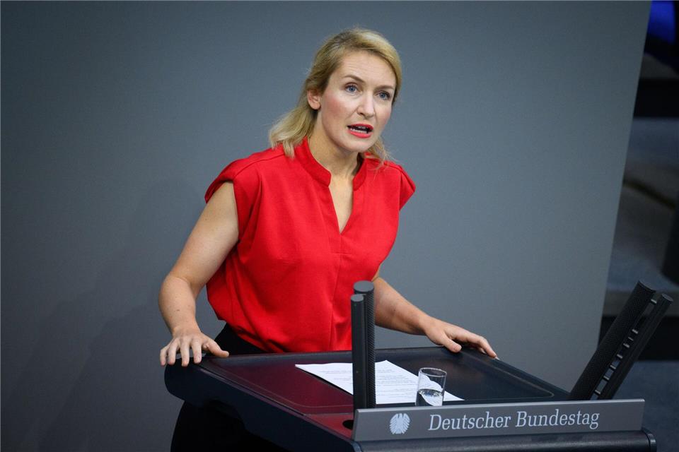 Statt Sanktionen brauche es eine bessere Ausstattung für die Jobcenter, meint die Linken-Chefin Ines Schwerdtner. (Archivbild) Bernd von Jutrczenka/dpa