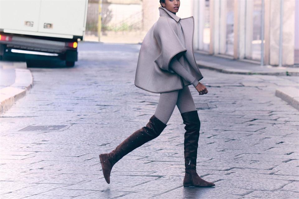 Statt Sneaker: In dieser Saison liegen hohe Stiefel und auch Overknees - hier von Max Mara - im Trend (Overknees ca. 1.115 Euro, Cape ca. 2.515 Euro).Max Mara/dpa-tmn