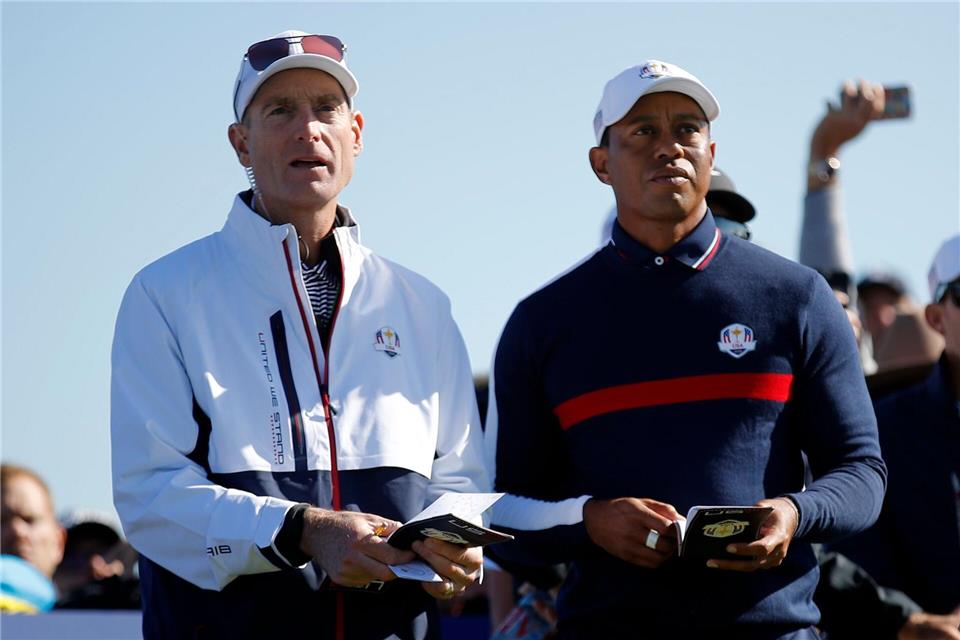 Statt Tiger Woods (r) wird Jim Furyk das US-Ryder-Cup-Team 2027 als Kapitän anführen. (Archivbild)Francois Mori/AP/dpa