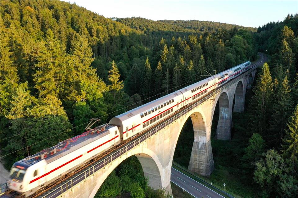 Statt Zug müssen viele Pendler und Reisende im Oktober Ersatzbus fahren. (Archivbild)Felix K�stle/dpa