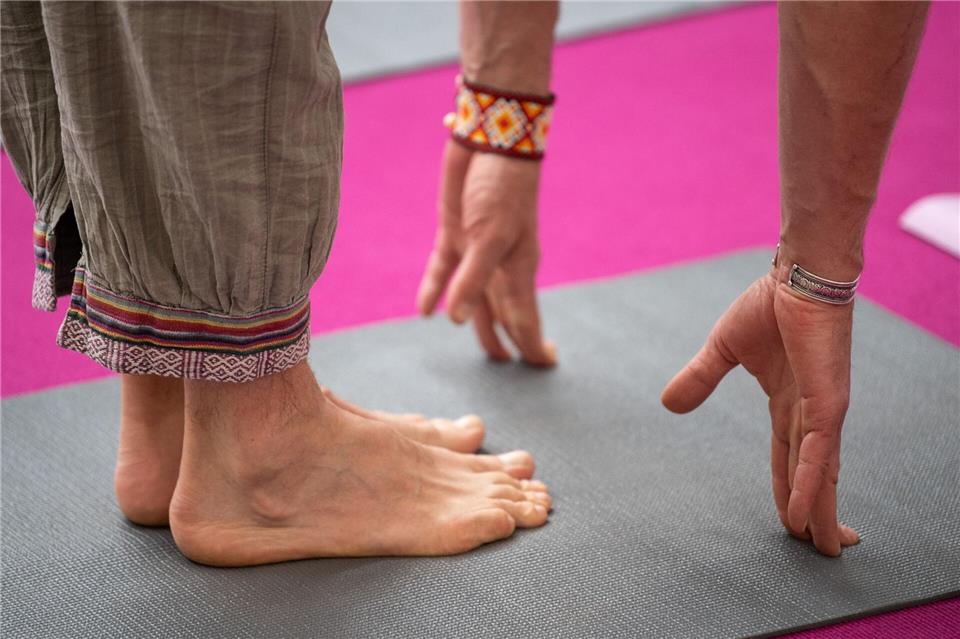 Statt auf dem Boden macht der Mann seine Übung in schwindelerregender Höhe. (Symbolbild)Sebastian Gollnow/dpa/dpa-tmn