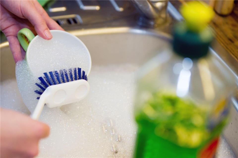 Statt bei laufendem Wasser abzuwaschen, ist es sparsamer, Geschirrteile zu sammeln und im etwa halbvoll gefüllten Spülbecken zu spülen.Inga Kjer/dpa-tmn