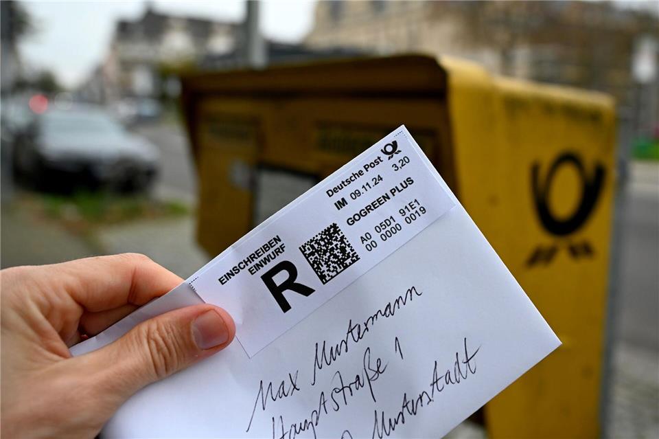 Statt des sogenannten Prio-Briefes sollen teurere Einschreiben ermöglichen, dass eine Sendung besonders schnell ankommt. (Symbolbild)Wolf von Dewitz/dpa