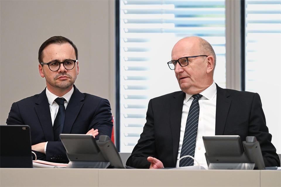 „Statt die politische Kraft in ersehnte Veränderung, in greifbare Ergebnisse zu stecken, geht beim Zaudern und Strippenziehen viel Kraft verloren“, schreiben Redmann und Woidke (Archivbild).Soeren Stache/dpa