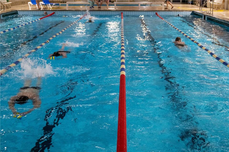 Statt einer Jahreskarte für die öffentlichen Schwimmbäder gibt es in Berlin nun flexiblere Abo-Modelle. (Symbolbild)Monika Skolimowska/dpa