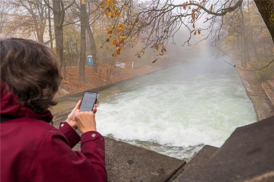 Statt einer Welle ist nur noch ein schäumender Wasserteppich zu sehen.Peter Kneffel/dpa