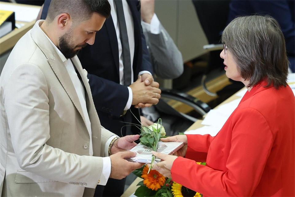 Statt eines Blumenstraußes für den AfD-Landtagspräsidenten gab es von der SPD ein Grundgesetz und eine weiße Rose.Ronny Hartmann/POOL/AFP