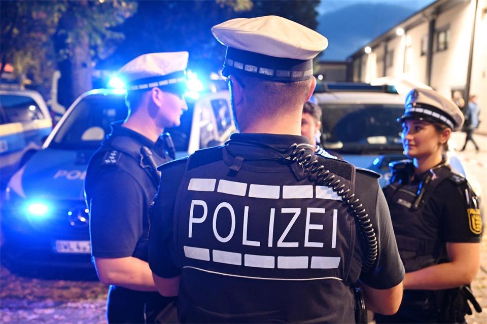 Statt hellblauer Hemden tragen die Beamtinnen und Beamten jetzt häufiger dunkelblaue Poloshirts.Franziska Kraufmann/dpa