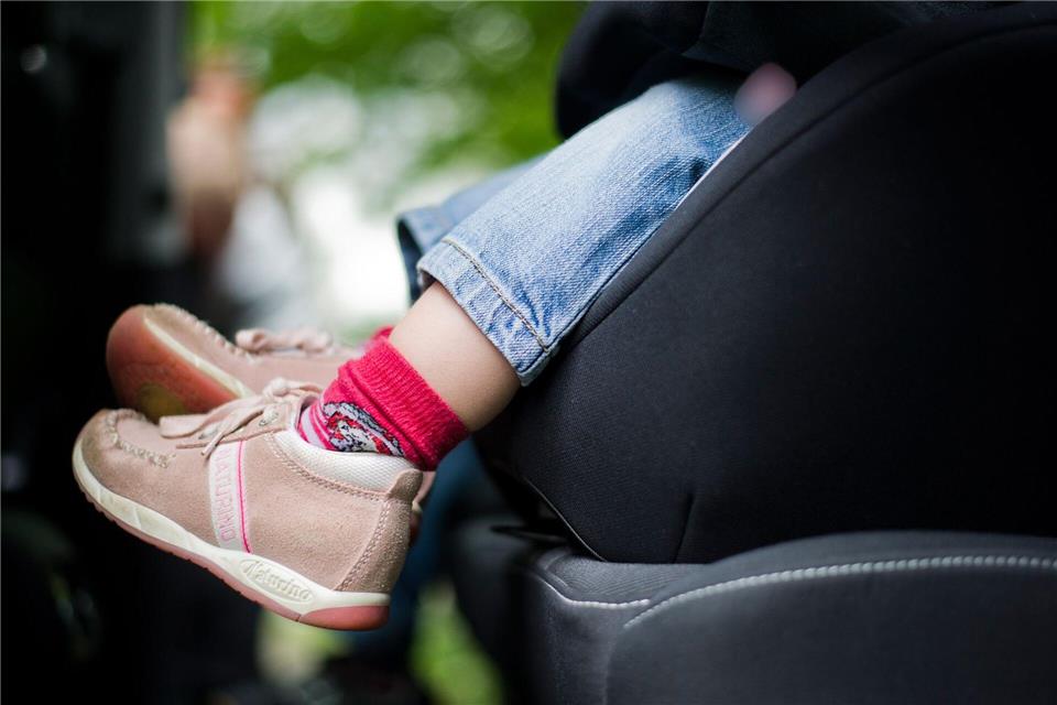 Statt im Kindersitz saß der kleine Junge im Beifahrersitz. (Symbolbild)picture alliance/dpa