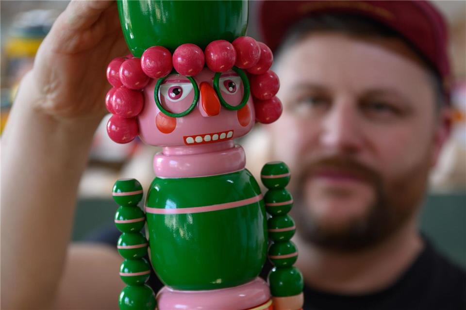 Statt per Hebel wird die Nuss geknackt, indem man der Figur eins auf die Mütze gibt. Hendrik Schmidt/dpa