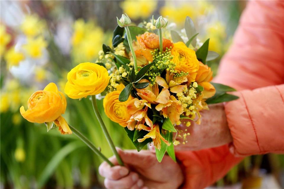 So wählt und pflegt man den perfekten Blumenstrauß  Statt rote Rosen: Wer im Blumenladen kauft, statt online zu bestellen, kann den Strauß nach individuellen Vorlieben zusammenstellen.picture alliance/dpa