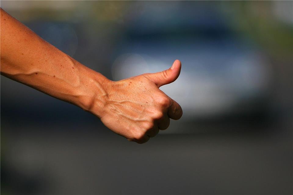 Statt sich um den Pannenwagen zu kümmern, fuhren die beiden per Anhalter weiter. (Symbolbild)Arno Burgi/dpa-Zentralbild/dpa