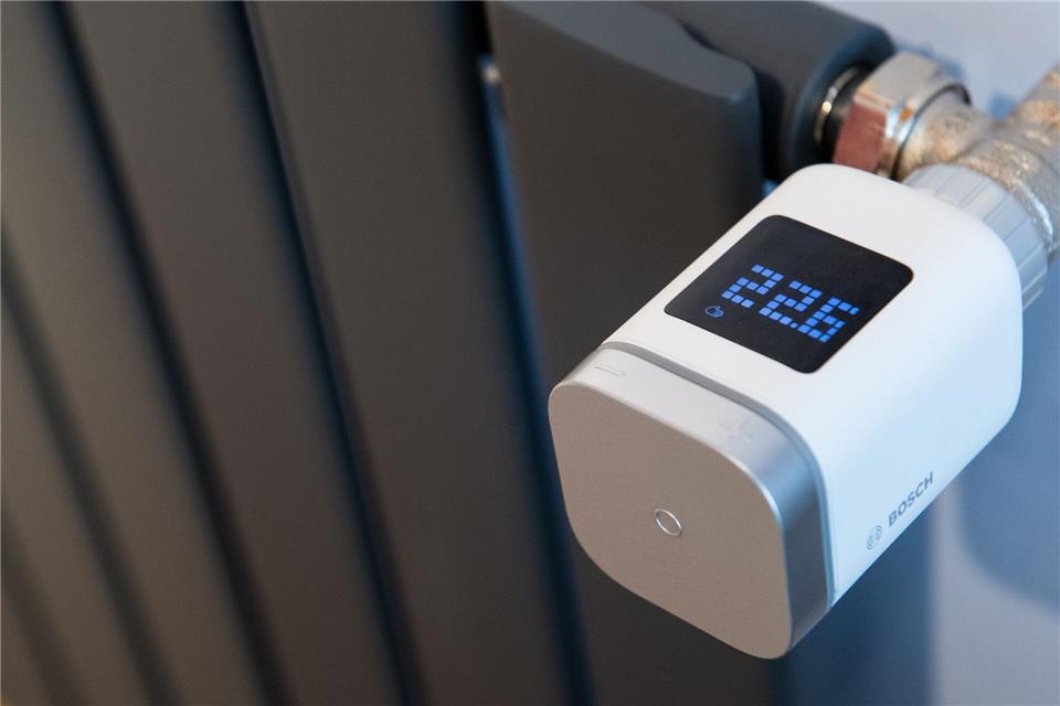 Statt ständigem Hoch- und Runterdrehen: Wer die Heizung konstant auf niedriger oder mittlerer Stufe einstellt, kommt energiesparender durch den Winter.Franziska Gabbert/dpa-tmn