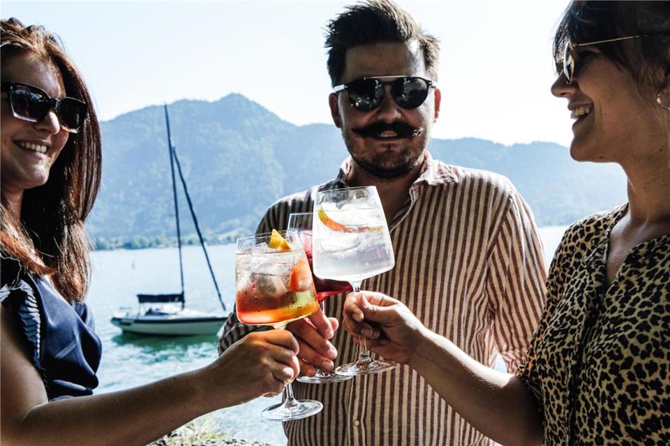 Statt starke Cocktails stehen im Sommer leichte Spritz-Varianten mit Zitrusnoten und Kräutern hoch im Kurs. Dabei muss nicht zwingend Alkohol rein. Lantenhammer Destillerie/dpa-tmn