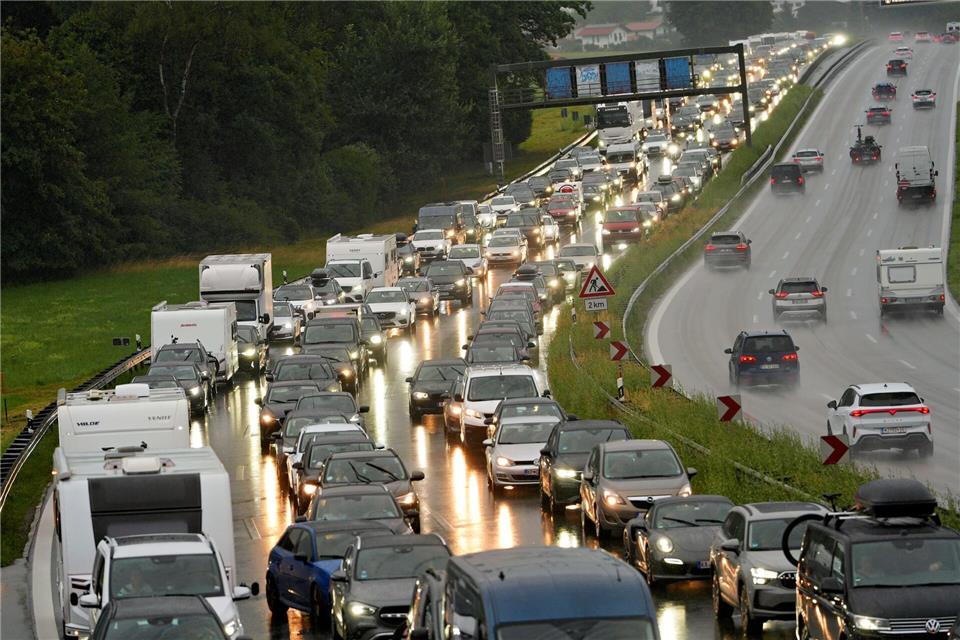 Stau bei strömendem Regen nach einem Lkw-Unfall.Uwe Lein/dpa