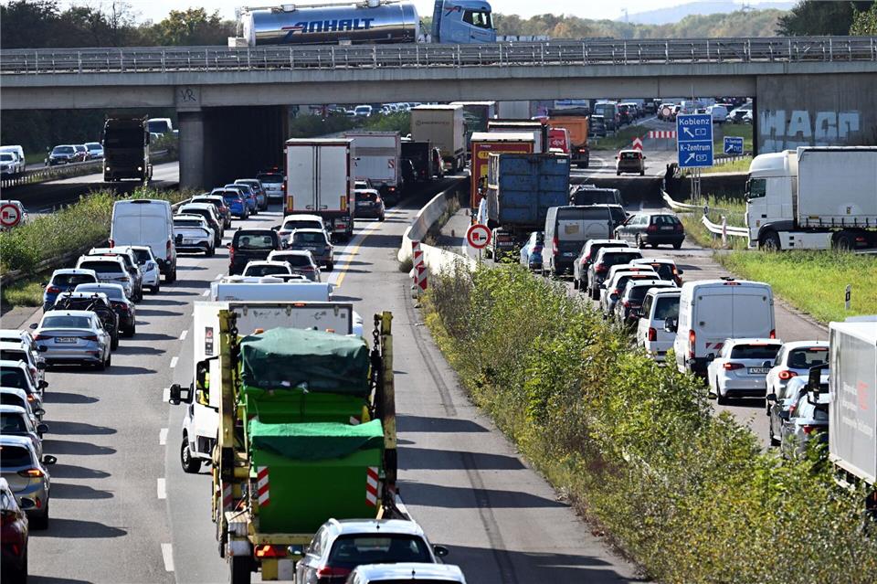 Stau vor allem an Baustellen: Zu Ferienbeginn dürfte es voll werden auf den Autobahnen. (Archivbild)Federico Gambarini/dpa