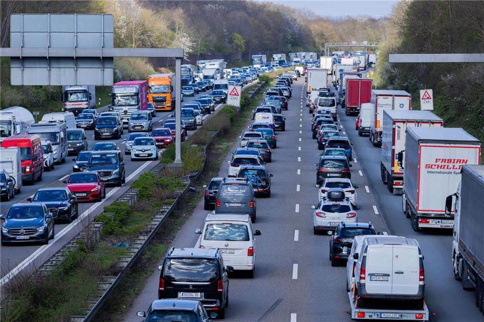 Stau vor allem an Baustellen: Zu Ferienbeginn ist es voller als sonst auf den Autobahnen. (Archivbild)Rolf Vennenbernd/dpa