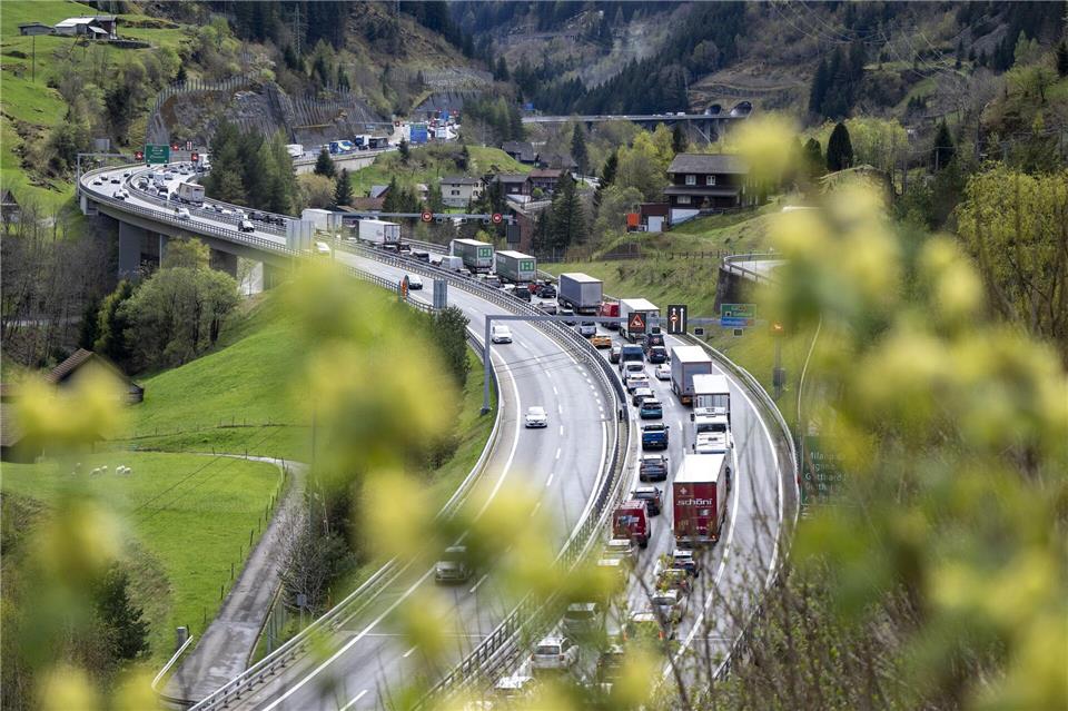 Stau vor dem Gotthardtunnel in der Schweiz ist gerade in den Ferien keine Seltenheit. (Archivbild)Urs Flueeler/KEYSTONE/dpa