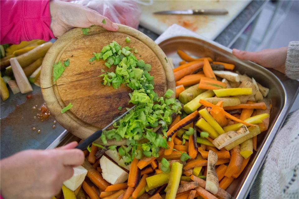 Staudensellerie kommt zum Röstgemüse aufs Blech. Nach der Runde im Backofen werden sie püriert zusammen mit Tomatenmark zu einer mediterrane Sauce.  Matthias Balk/dpa/dpa-tmn