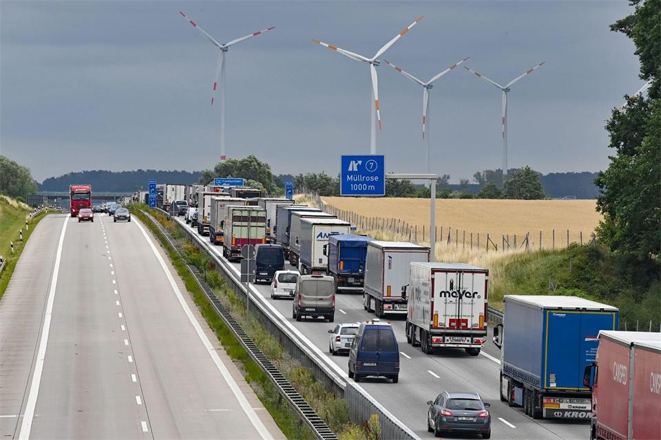 Stauen kann es sich an Baustellen und an der Grenze zu Polen. (Symbolbild)Patrick Pleul/dpa