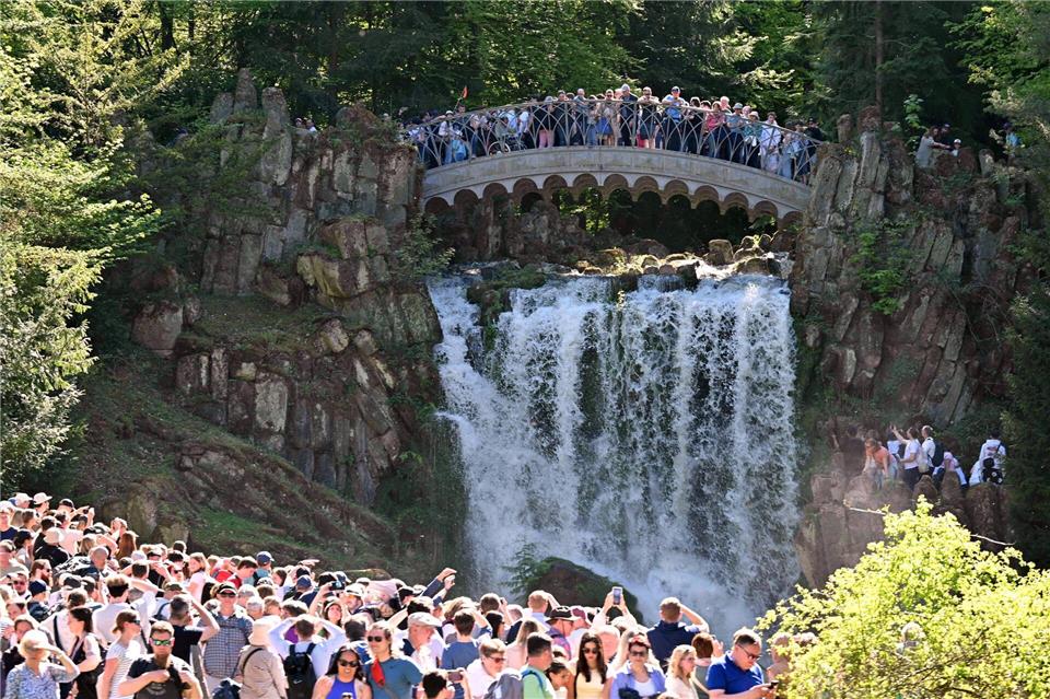 Staunen und Freude: Die Wasserspiele im Bergpark Wilhelmshöhe starten in die neue Saison.Swen Pförtner/dpa