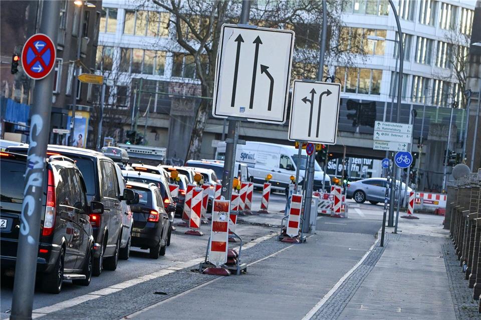 Staus und Verkehrsbehinderungen durch Baustellen sind in Berlin Alltag. (Archivbild) Jens Kalaene/dpa