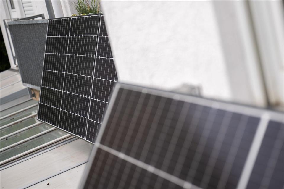 Steckersolargeräte im Aufwind: Die Zahl installierter Balkonkraftwerke in Deutschland hat sich 2024 mehr als verdoppelt.Sebastian Gollnow/dpa/dpa-tmn